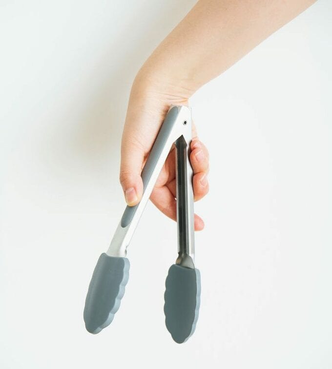 手と開いたトング