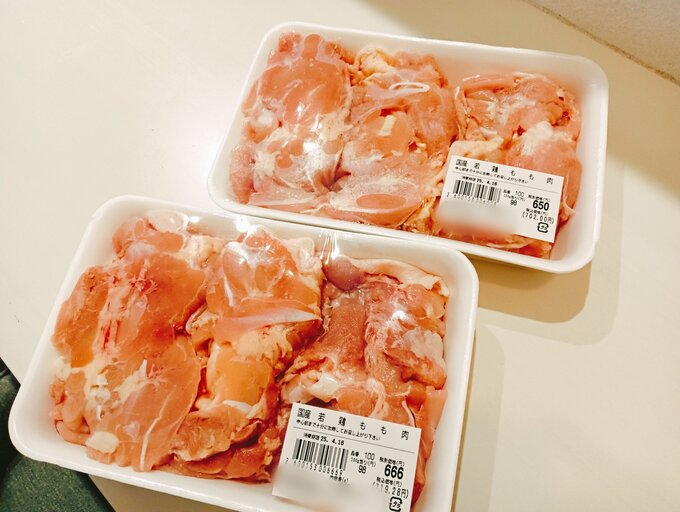 トレーに入った大容量の鶏もも肉