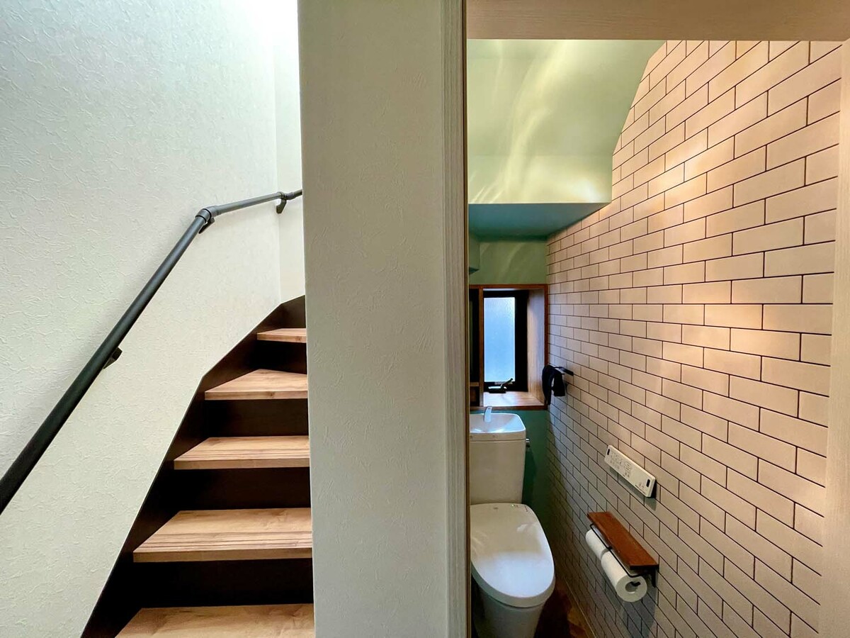 壁紙で遊び心いっぱいの戸建てに。コンクリート打ち放しやタイル風