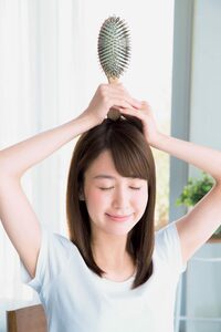 ブラシの柄の先を頭頂部に