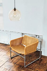 ランプシェードと手編み風チェア