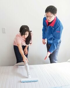 布団用ノズルをつけた掃除機で吸い取り