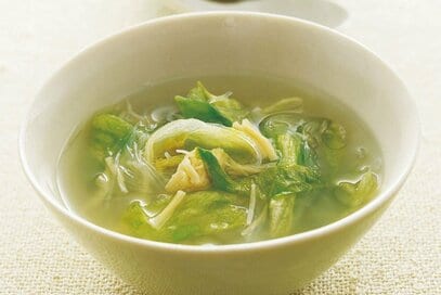 レタスをたくさん食べられる「レタスと貝柱のスープ」。ゴマ油で風味も抜群／大庭英子さんの時短レシピ