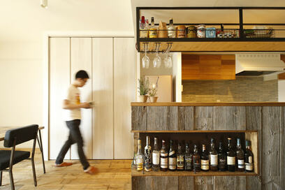工事費400万円でリノベ。バーのようなカウンターをが家の主役