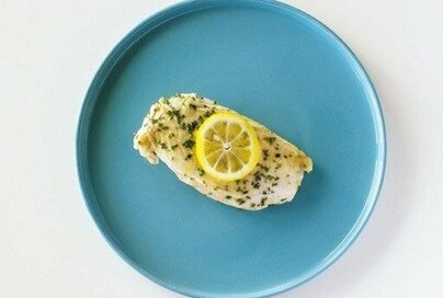 電子レンジで万能「サラダチキン」。バジル＆カレーの味変レシピで飽きない