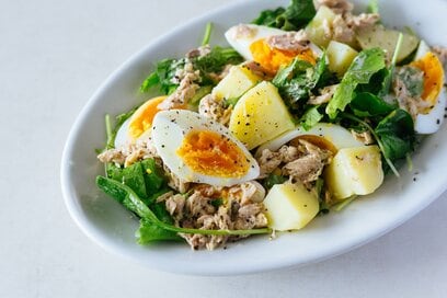 ツナ缶でつくるごちそう「サラダ」。ジャガイモとゆで卵で家族の満足度も大＜長谷川あかりさんレシピ＞