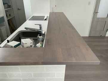 対面キッチンの腰壁の上の板を延ばしてカウンターに！省スペースで食事や仕事で使えて大満足