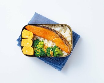 冷蔵庫の定番食材で簡単弁当レシピ。鮭、卵、ブロッコリーで彩りもきれい