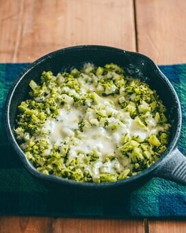 トロトロチーズとブロッコリーが相性抜群。クタクタな帰宅後でも即完成するおかず