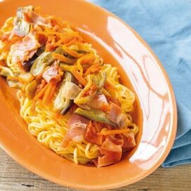 忙しい日は冷凍つくりおき。中華麺と具をあえるだけ「ベーコンナスの洋風麺」に