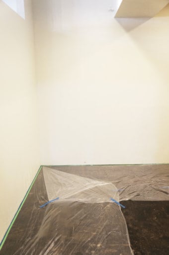 床やコンセントを養生する