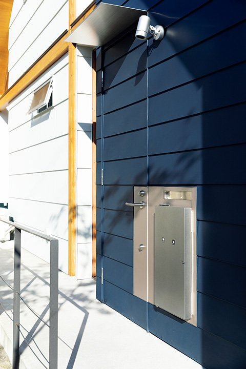 玄関隣にビルトインされた宅配ボックス