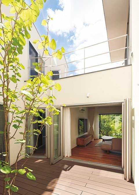 中庭とテラスでつながる二世帯住宅