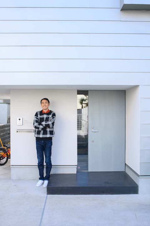 のどかな環境に建つ切妻屋根の家