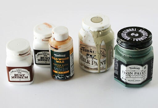 ベージュ系の水性塗料をベースに、水性ステイン、アイアンペイント、ラストメディウムといった様々な塗料を掛け合わせる