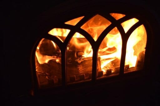 薪ストーブが燃えている様子