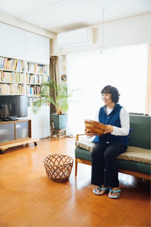 木のボウルを持つ金子さん 