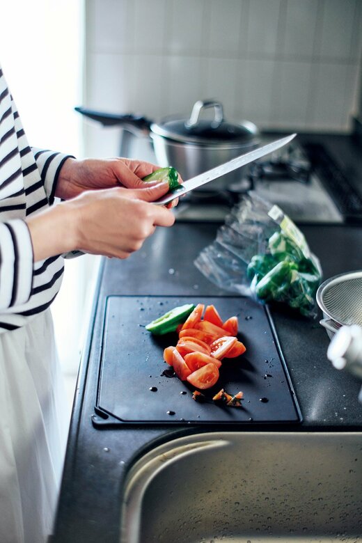 野菜を切る人