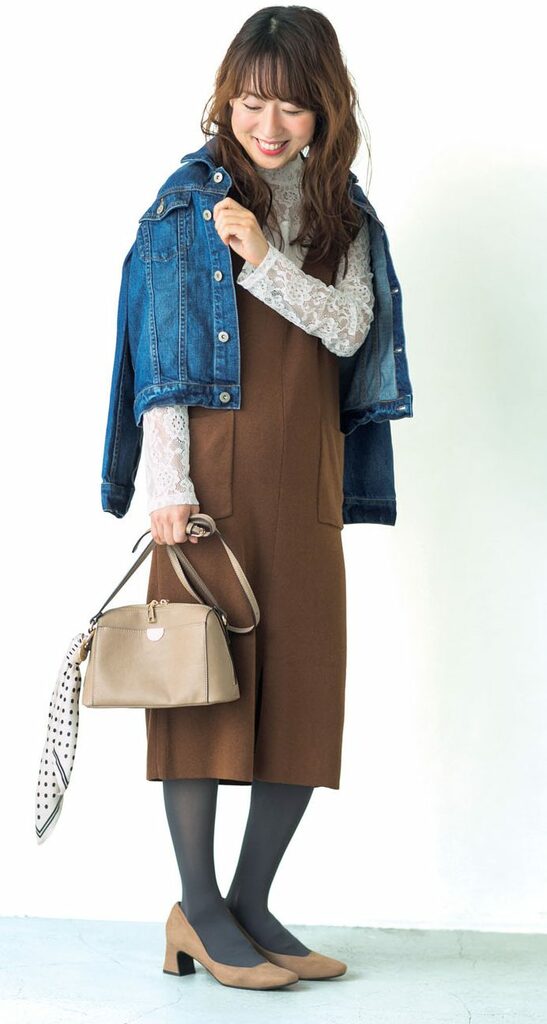 デニムを羽織る女性