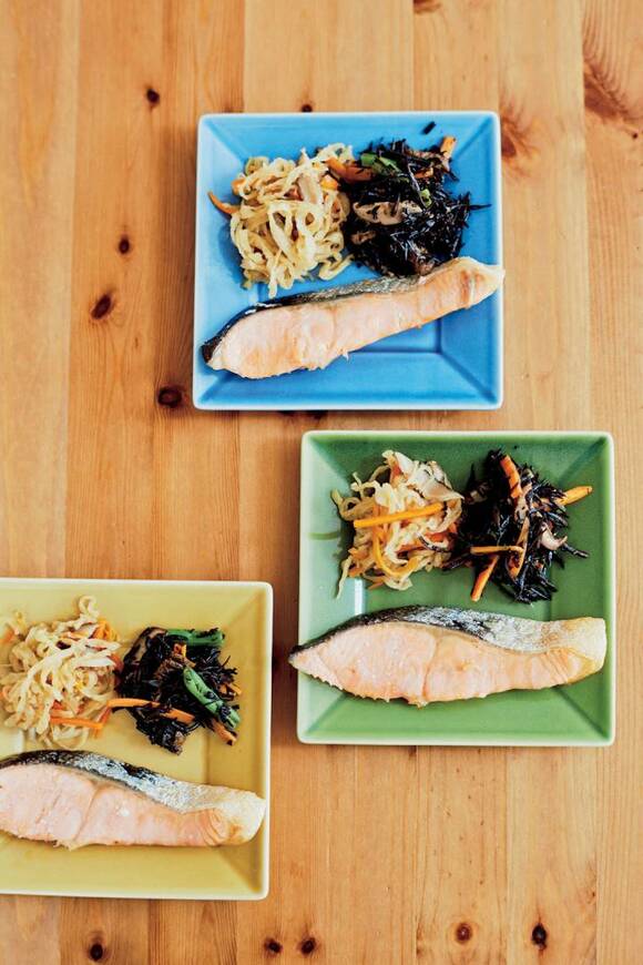 お皿に鮭とおかず