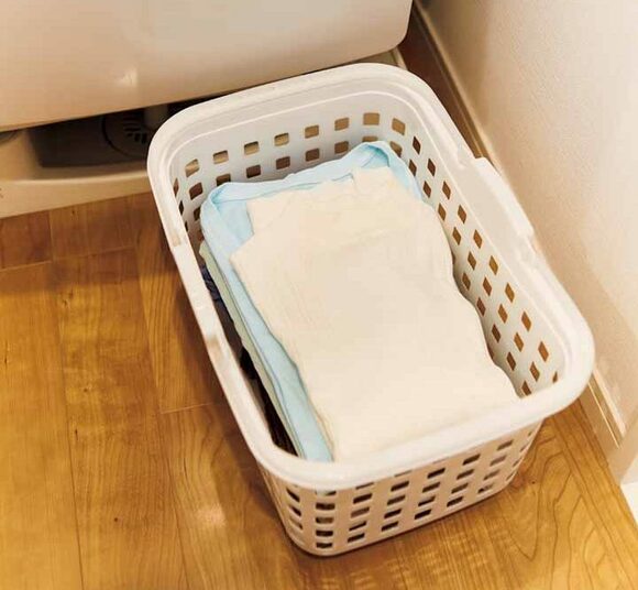 洗濯後の服は、軽くたたんでから干すとシワがのびる