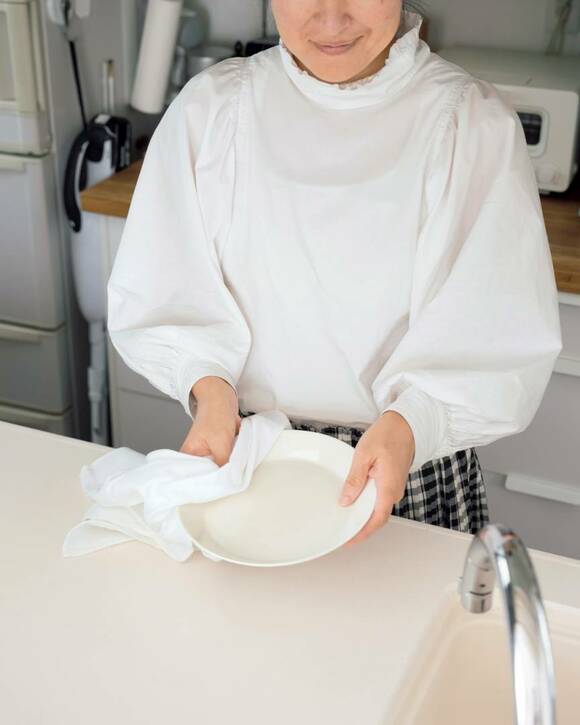 食器をふく女性