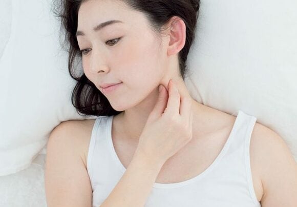 右手で首筋をつまむ