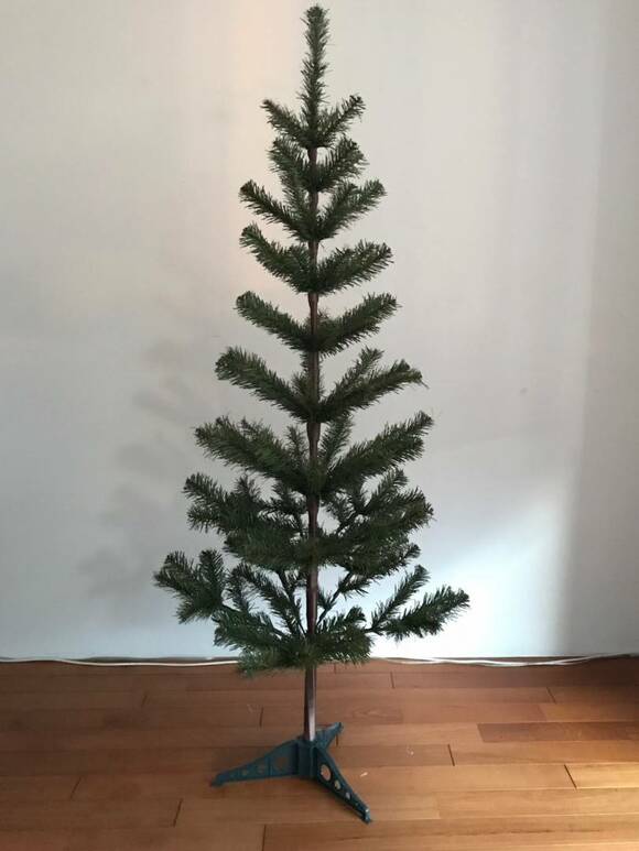 枝を60度くらい開いた状態のクリスマスツリー