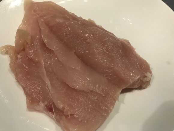 鶏胸肉は皮をはいで観音開きに切り込みを入れる