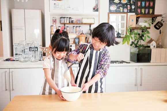 ストライプエプロンでお手伝いのテンションアップ