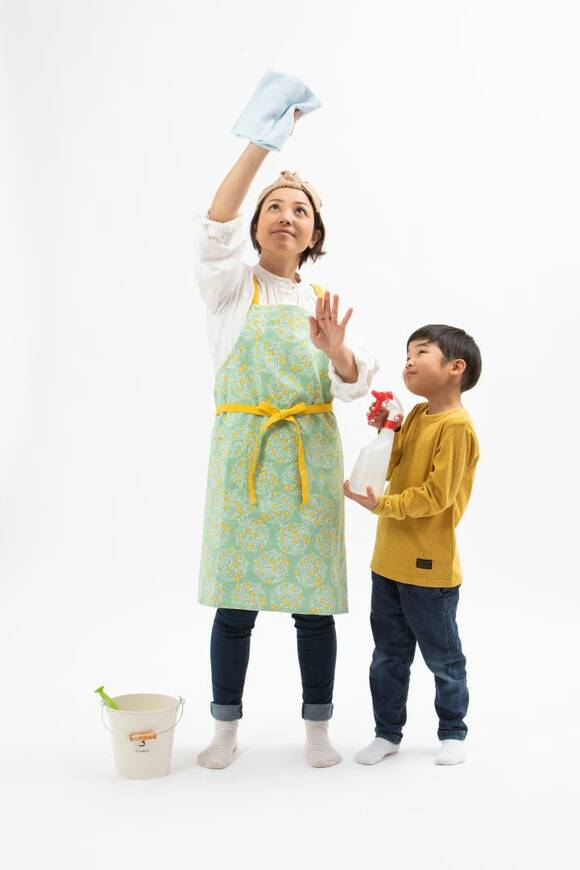 ふき掃除をする女性と子ども