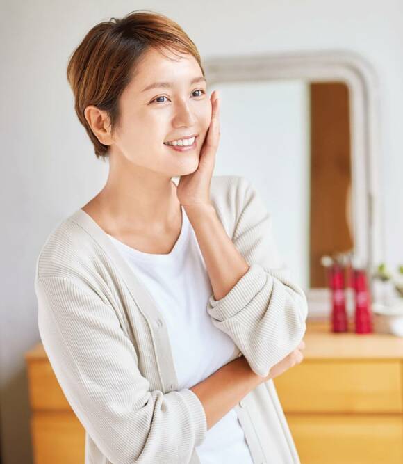 頬を触る女性