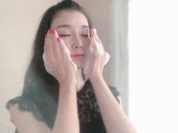 洗顔している様子