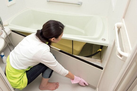 エプロンと床を接続している部品を外し、エプロンを持ち上げて外します