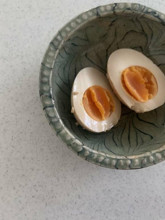 お皿に半分に切ったゆで卵