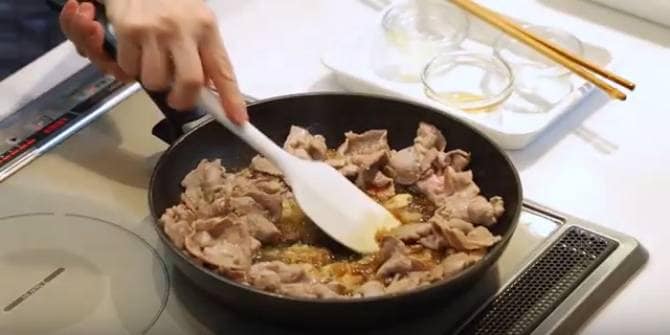 お肉の上にヘラ