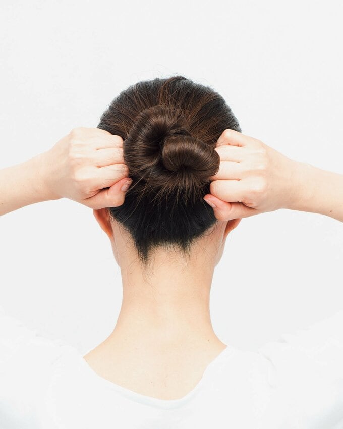 後ろ向きこぶしを耳の後ろに