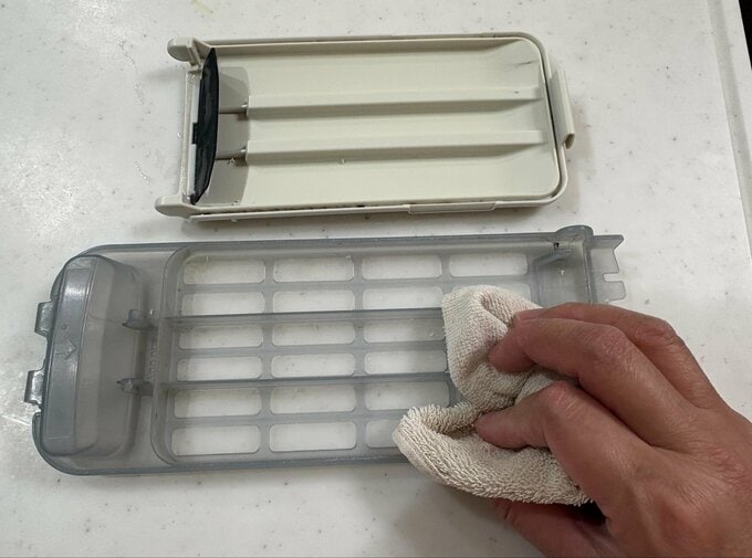 糸くずフィルターをふく様子