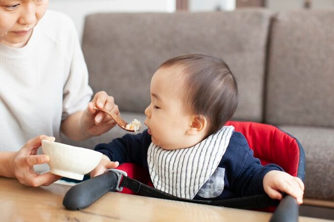 離乳食を食べる赤ちゃん