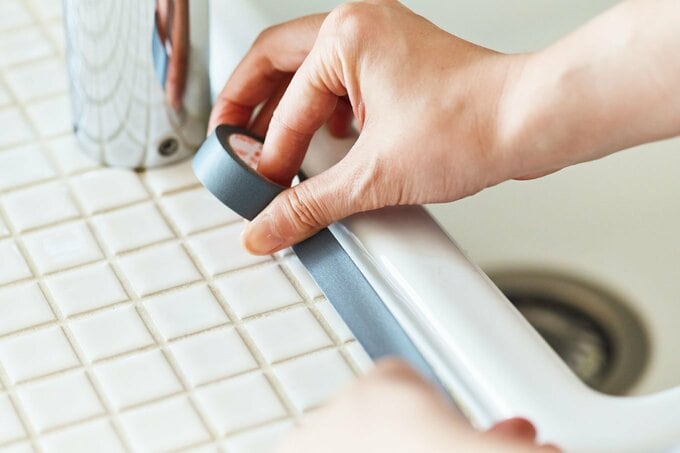 テープを貼る画像