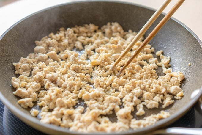 ひき肉を炒める