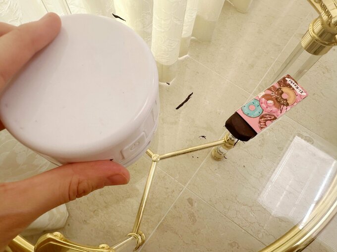 卓上クリーナーを使用中