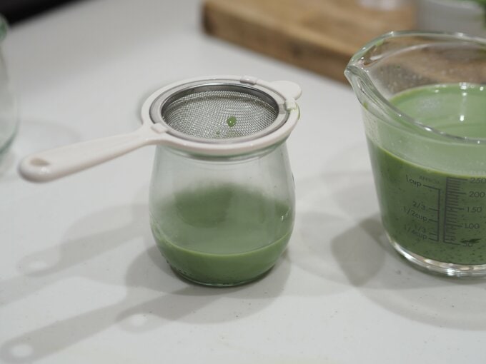 抹茶をこす様子