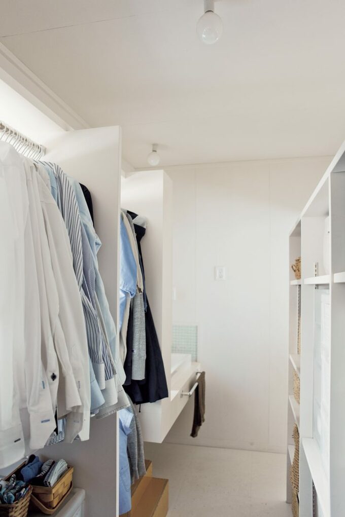 洗濯コーナーの手前に衣類を収納し、着替えも管理も