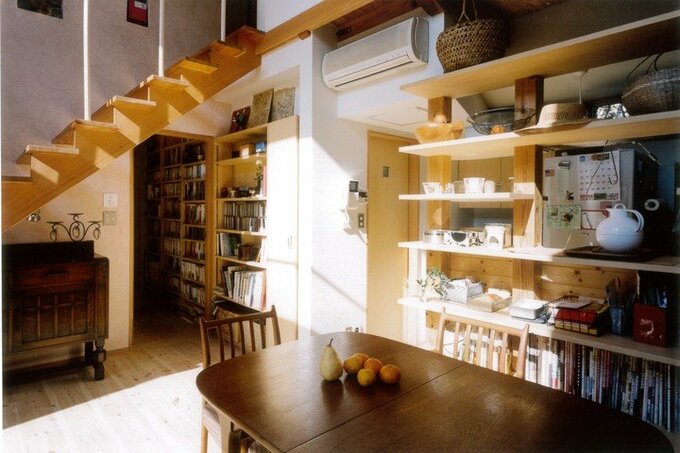 キッチンとの仕切り棚と呼応する本棚