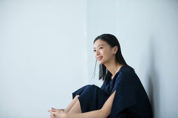 榮倉さん座りカット