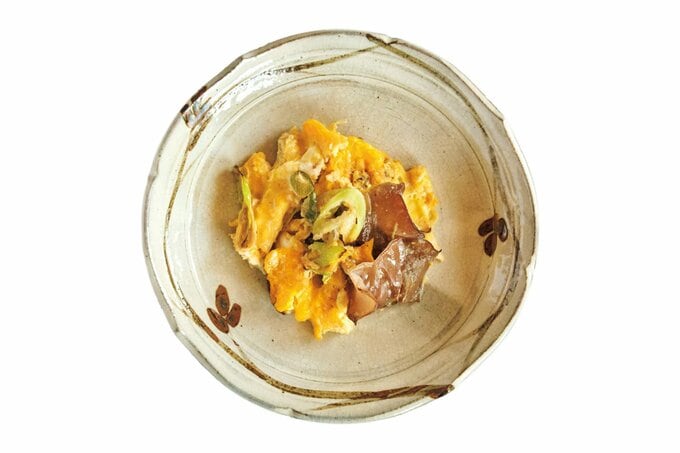 黒キクラゲを使った料理が器に入った様子
