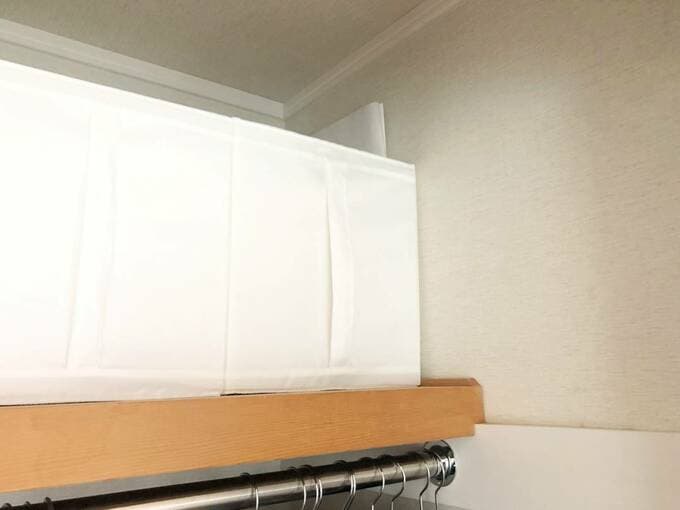 クローゼットの一角にリユース用の衣類を入れるケース