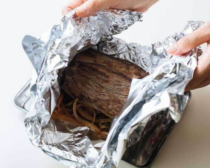 お肉をアルミホイルで包む様子