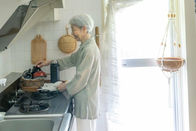 77歳、団地で「1日1000円の」ひとり暮らし。台所の婦人写真